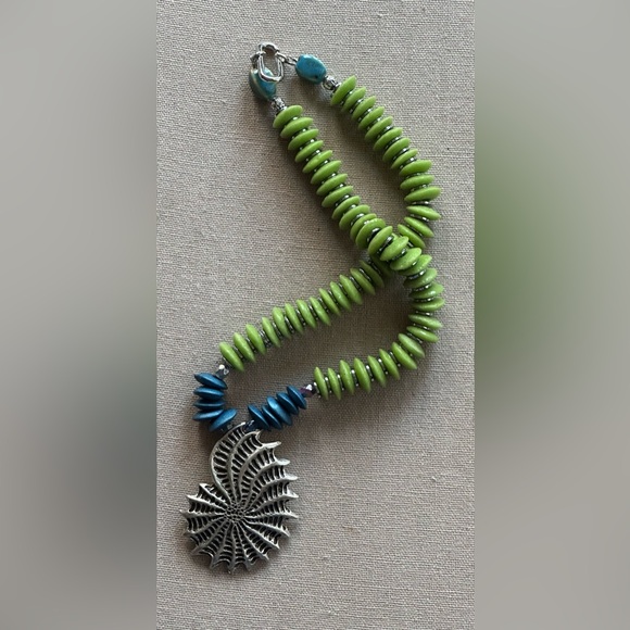 22 inch green and blue beachy necklace NWOT - Picture 5 of 15